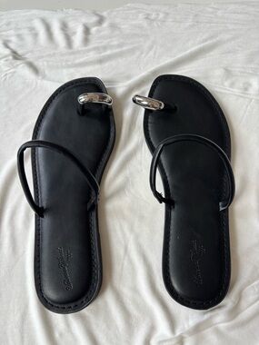 Universal Thread Black Toe-Ring Sandals with Silver Accent